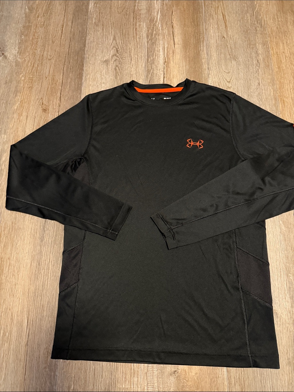 Under Armour Loose HeatGear Men’s Long Sleeve Tee in Black with Orange Logo